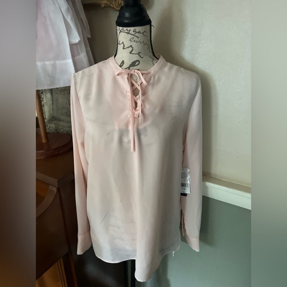 NWT Isaac Mizrahi Champagne
Rose I Business Casual Blouse
NWT 69.00